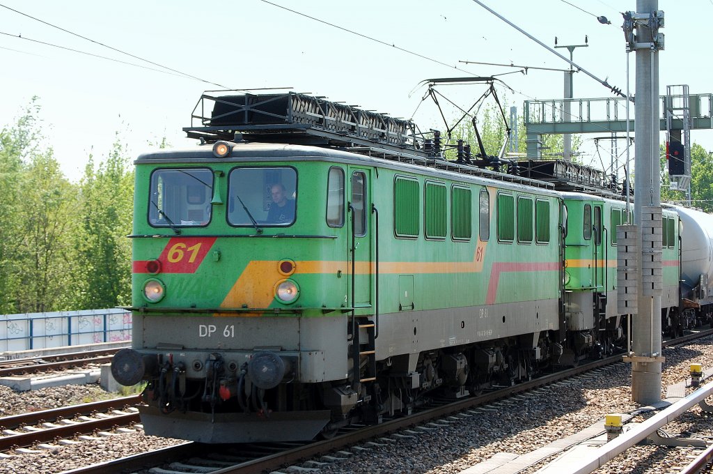EGP Doppeltraktion mit DP 61 (91 80 6142 118-9 D-EGP, LEW Bj.1967) + DP? mit Leerzug Zementstaubsilowagen am 02.05.12 Berlin-Blankenburg.