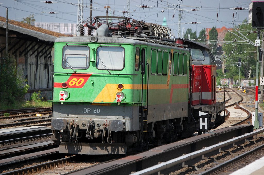 EGP DP 60 (91 80 6142 128-0 D-EGP) am Haken von 212 024-4 (92 80 1212 024-4 D-EGP) am 04.05.12 Berlin Greifswalder Str.