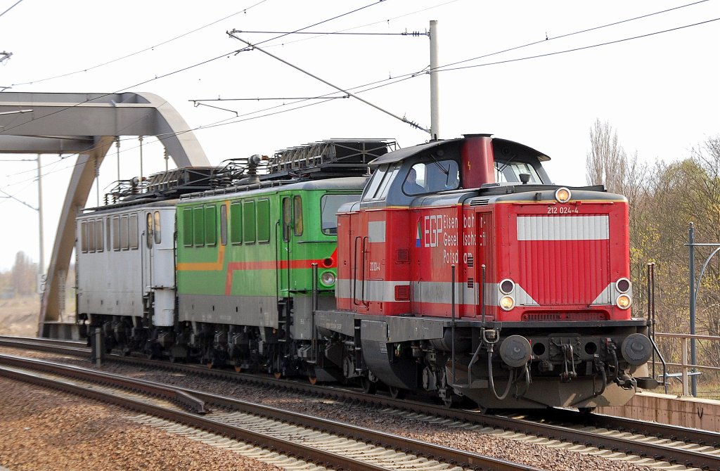 EGP Lok 212 024-4 (92 80 1212 024-4 D-EGP) zieht die beiden 142�r DP 70 (91 80 6142 103-1 D-EGP) + DP 57 (91 80 6142 126-2 D-EGP) Richtung Berlin Greifswalder Str. ,16.04.12 Berlin-Pankow.  