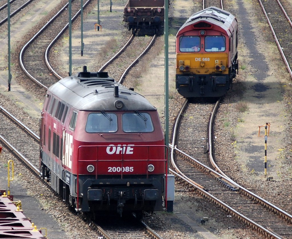 Ehemalige DB 216�r im Jahr 2002 von On Rail rundumerneuert, OHE 200085 (92 80 1216 121-4 D-OHE) im Berliner Westhafen, im Hintergund die DE 668 der HGK, 27.04.09