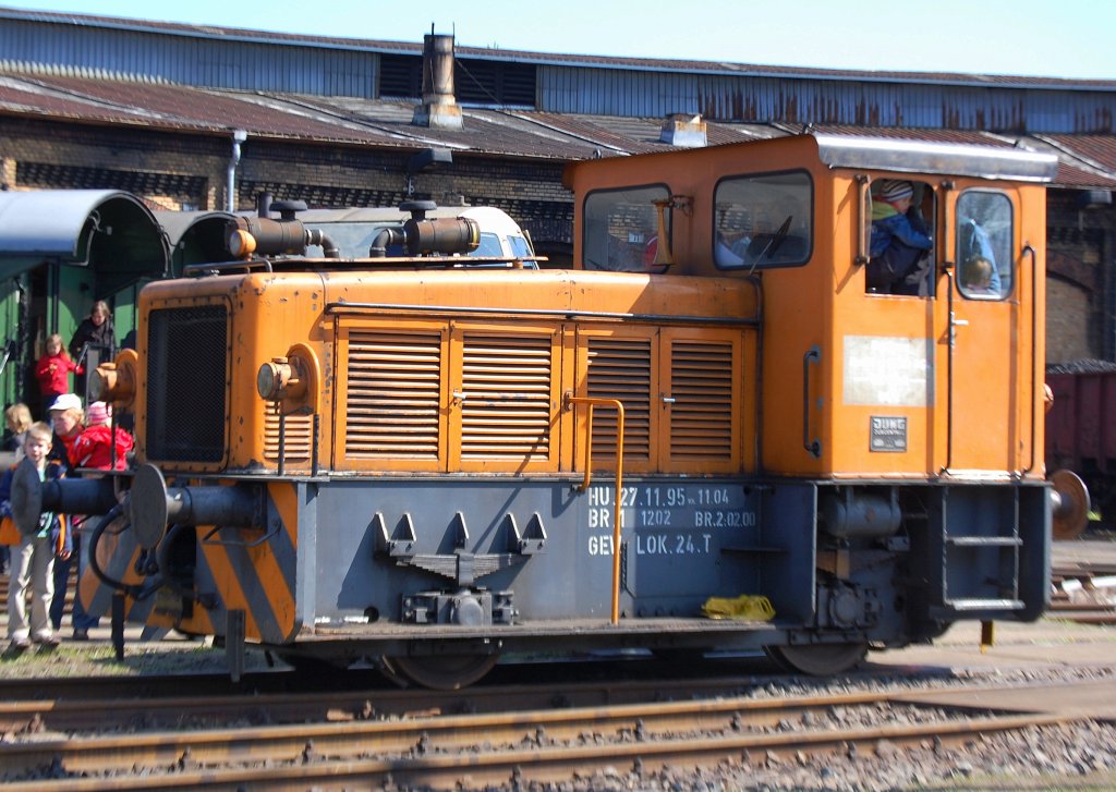 Ehemalige Werkslok bei BEWAG (fr�herer staatl. Strombetreiber in Berlin) ex Bewag 2 (Jung, Bj.1960, Typ RK15B)bei F�hrerstandsmitfahrten auf der Drehscheibe im ehemaligen Bw. Berlin-Sch�neweide beim Eisenbahnfest am 19.04.09. Die Lok ist aus dem Fahrzeugbestand der Dampflokfreunde Berlin e.V.  
