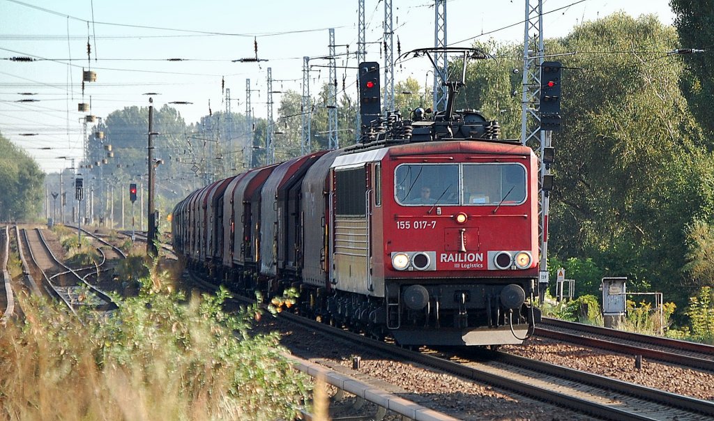 Eher selten in Berlin-Karow, 155 017-7 mit einem Ganzzug Schiebeplanewagen (Coiltransport) am 11.09.12