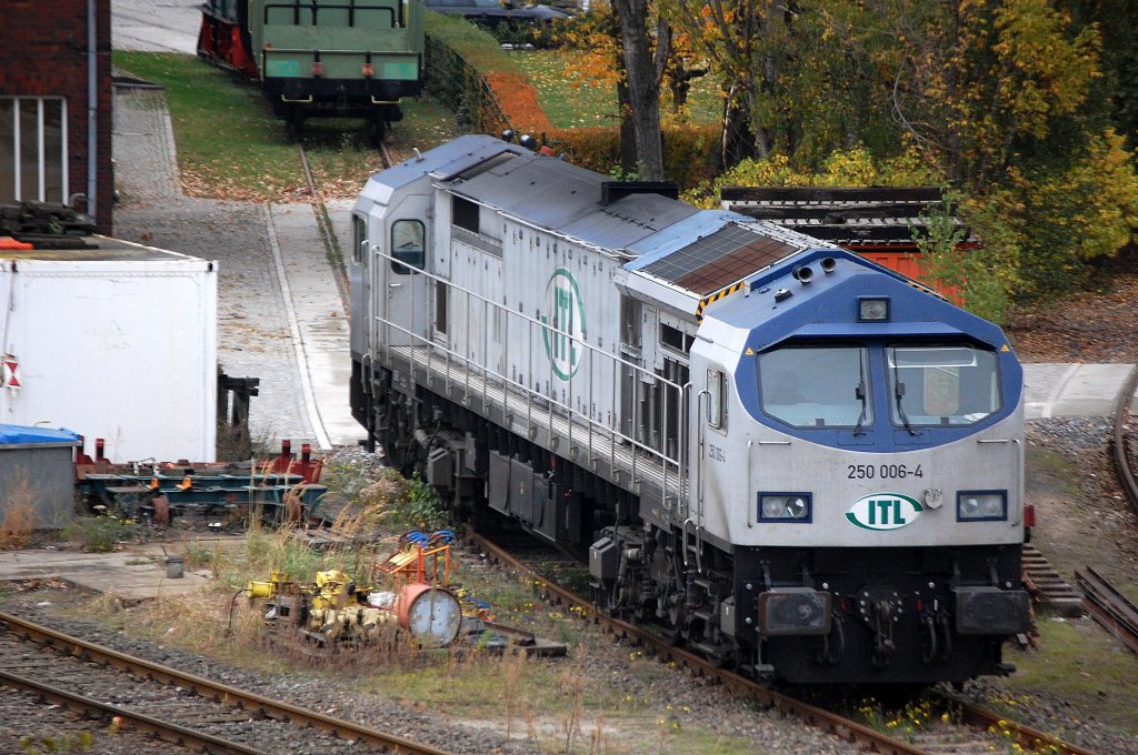 Eher selten mal direkt f�r die BEHALA des Berliner Westhafen t�tig, der Privatbahnlogistiker ITL steht mit dem Tiger 250 006-4 neben dem Lokschuppen abgestellt am 23.10.12 im Berliner Westhafen.