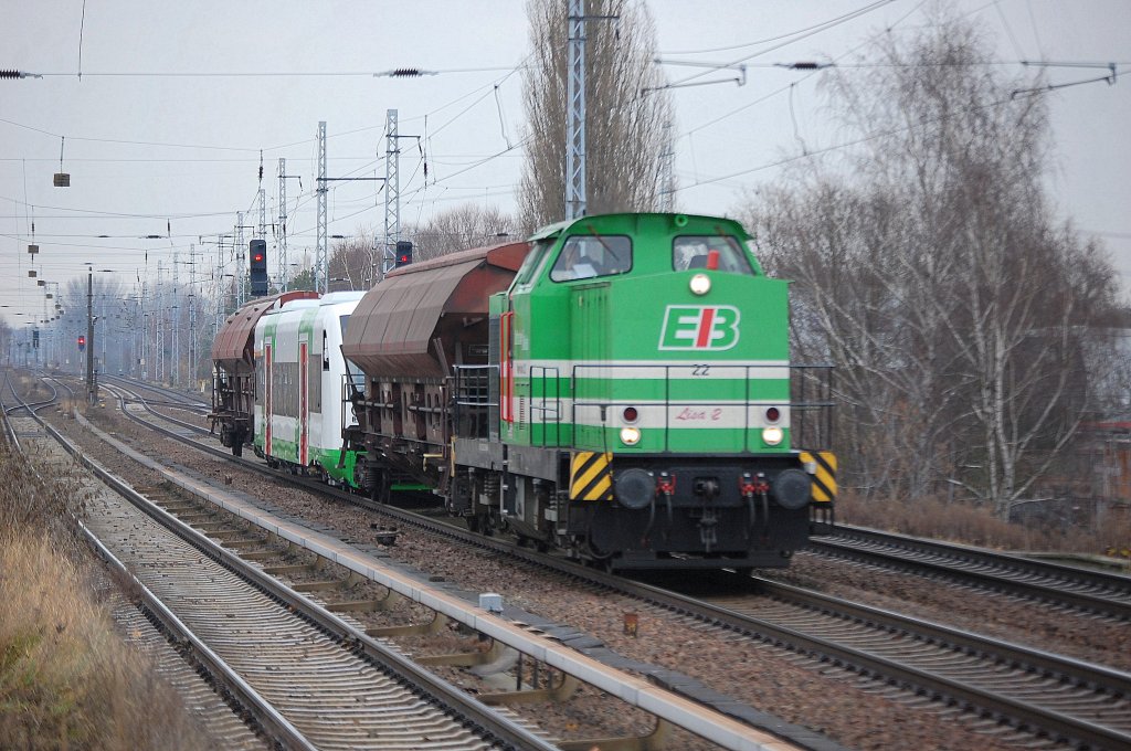 EIB 22  Lisa 2  293 025-3 mal wieder auf �berf�hrungsfahrt mit einem fabrikneuen RS I f�r die firmeneigene Elster Saale Bahn vom Stadler Werk Berlin Pankow �ber das Karower Kreuz Berlin, 27.11.12