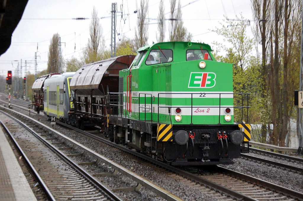 EIB 22  Lisa 2  (98 80 3293 025-3 D-EIB) �berf�hrt diesmal den fabrikneuen agilis RegioShuttle VT 650.728 (95 80 0650 728-8 D-AGIL, Stadler Bj.2011), 13.04.11 Berlin-Karow.