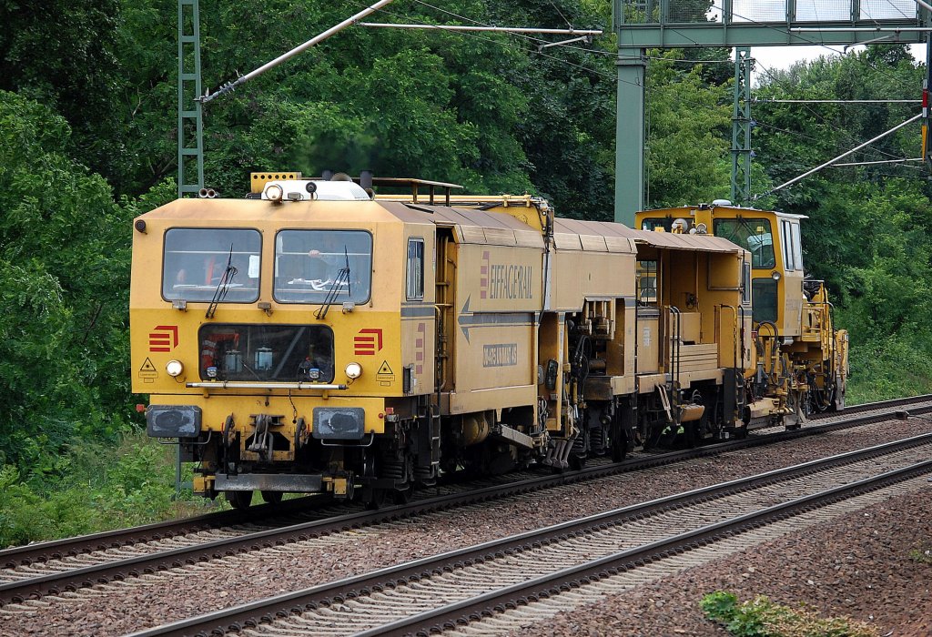 EIFFAGE RAIL mit Gleistopfmaschine P&T 08-475 UNIMAT 4S + SChotterpaniermaschine am 26.06.13 Berliner Innenring H�he Berlin-Jungfernheide Richtung Nordosten.