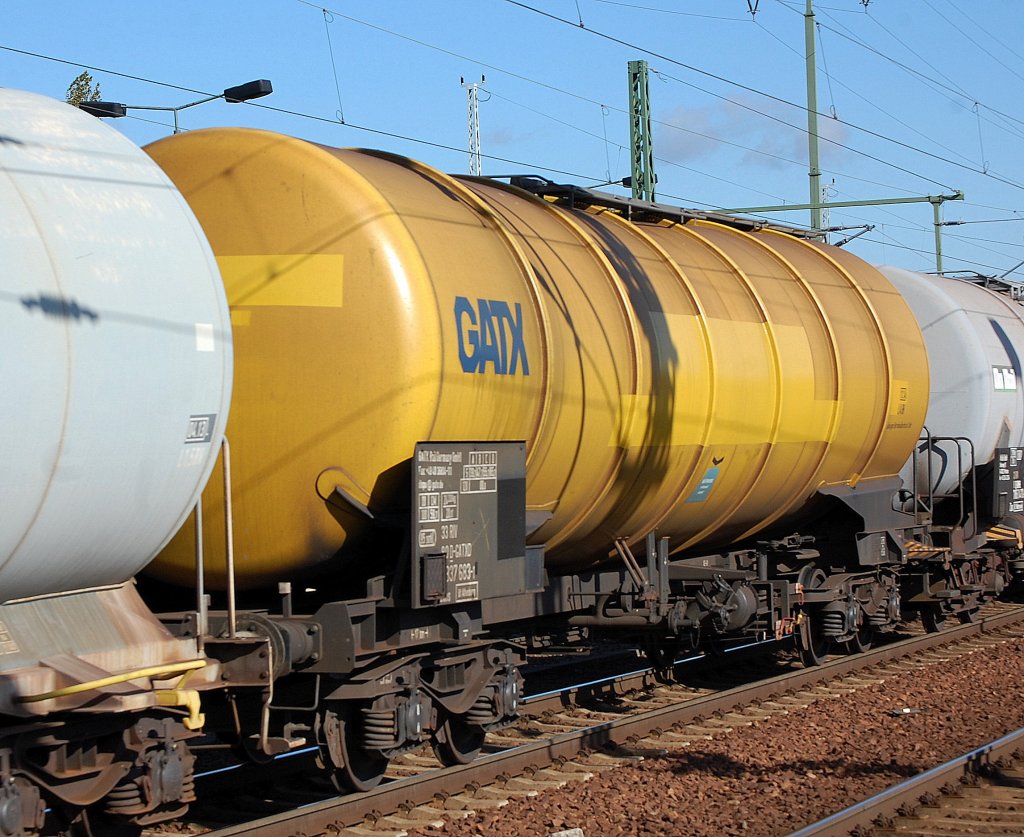 Eigenartig gelb gef�rbter Kesselwagen vom Wageneinsteller GATX Germany eingestellt mit der Nr. 33 RIV 80 D-GATXD 7837 683-1 Zans Bf. Altenburg, 13.10.11 Bhf. Flughafen Berlin-Sch�nefeld. 