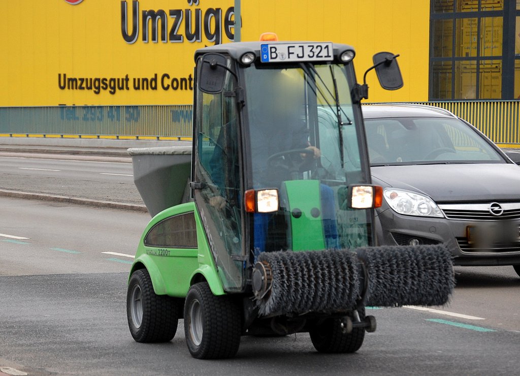 Eigenartiges Fahrzeug mit Kehrrolle als Frontaufsatz und Streusiloaufsatz anscheinend auch f�r den Winterdiensteinsatz mit Stra�enzulassung, es ist ein Ger�tetr�ger vom Hersteller EGHOLM Typ 2200T, 28.02.13 Berlin-Putlitzbr�cke