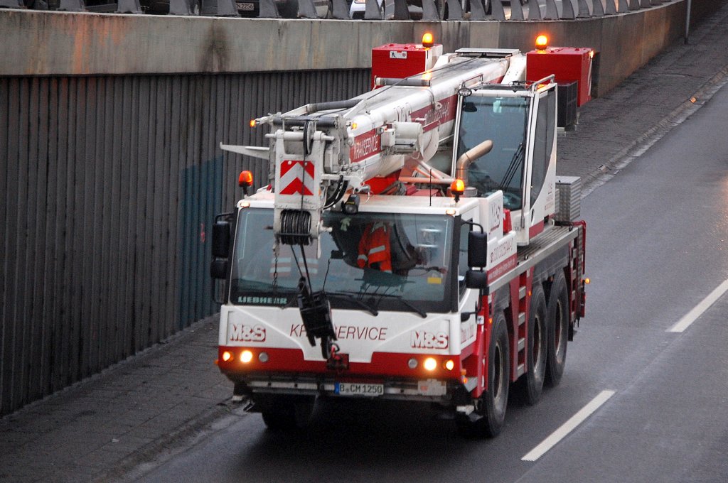 Ein 3-Achs LIEBHERR Fahrzeugkran der Fa. M&S KRANSERVICE aus Berlin, 13.01.11 Berliner Stadtautobahn H�he Knobelsdorffstr.
