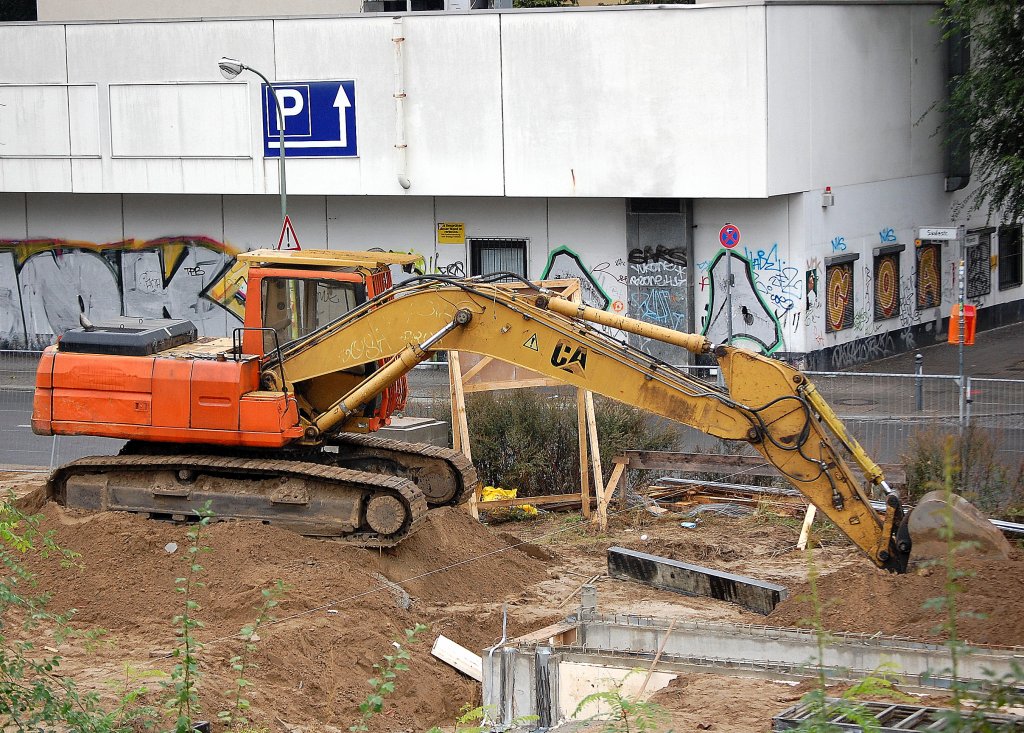Ein �lterer A-Serie CAT 320 LN Raupenbagger, 03.10.09 neben dem S-Bhf. Berlin Neuk�lln.