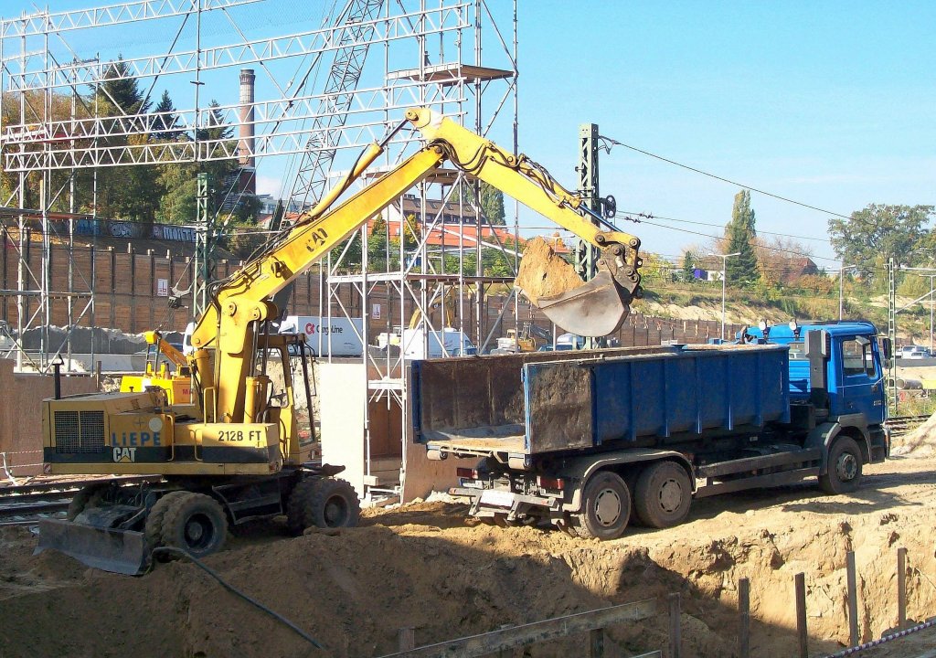 Ein �lterer CAT 212B FT der Fa. LIEPE bel�dt einen Absetzkipper, 13.10.08 Neubau Spandauer Damm Br�cke Berlin.