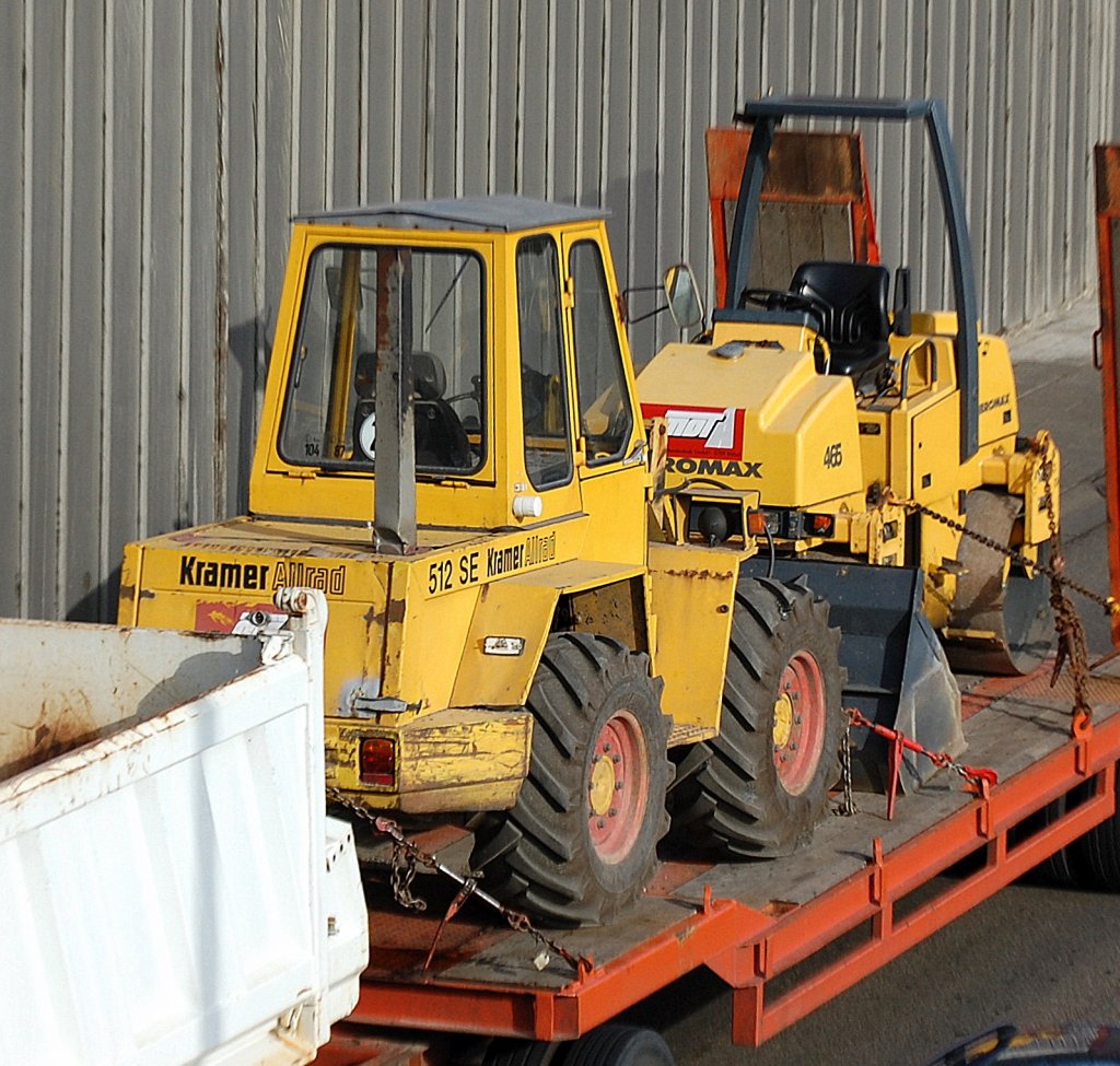 Ein �lterer KramerAllrad Radlader Typ 512 SE + Tandemwalze auf Tiefladeh�nger beim Transport am 11.09.09 Autobahnabschnitt Berlin H�he Kaiserdamm. 