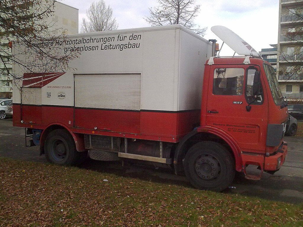 Ein �lterer MB 1617 mit Spezialaufbau mit Generator und Bohrleittechnik der Fa. Dankers Bohrtechnik GmbH, 12.11.12 Berlin-Pankow.