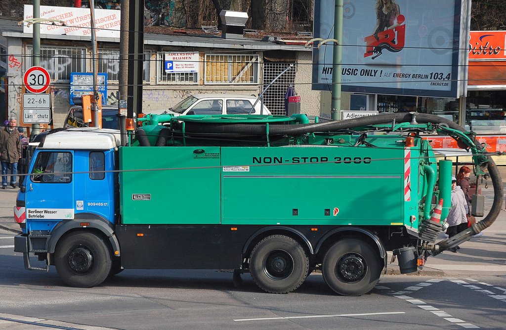 Ein �lterer MB Abwasserentsorgungsfahrzeug der Berliner Wasserbetriebe mit dem NON-STOP 3000 System, 28.02.11 Berlin-Adlershof.