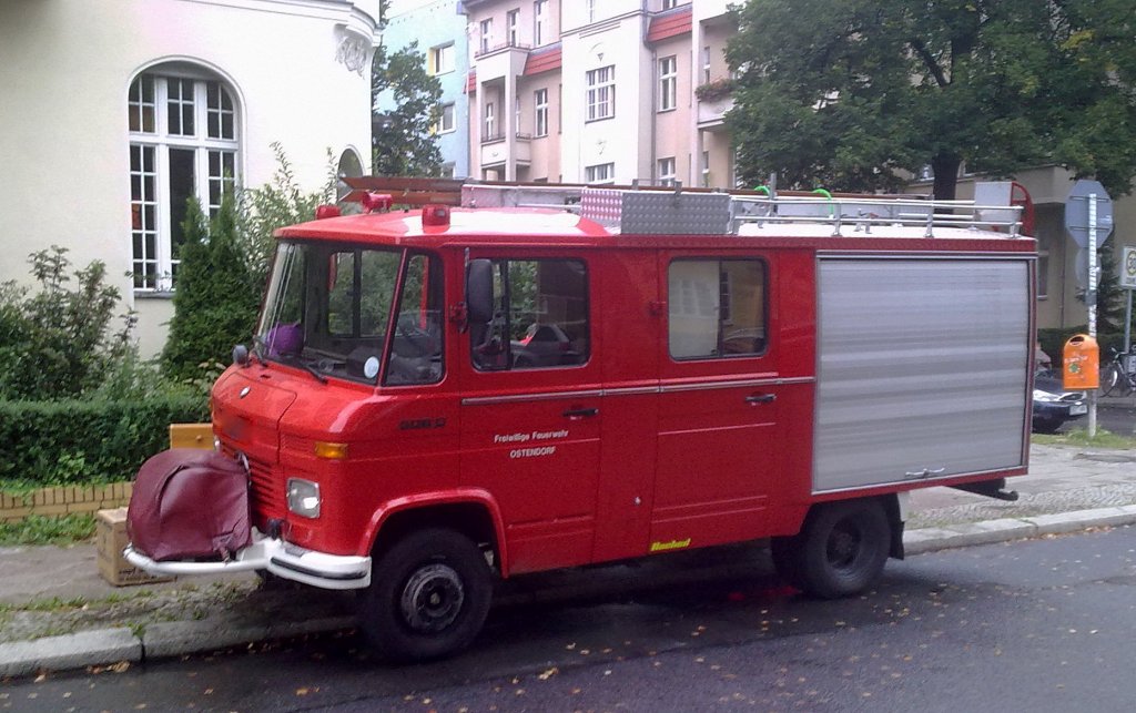 Ein �lteres ehemaliges MB 508 D Feuerwehrfahrzeug (einst Freiwilige Feuerwehr OSTENDORF) jetzt im Privatbesitz, 30.08.12 Berlin-Pankow.  