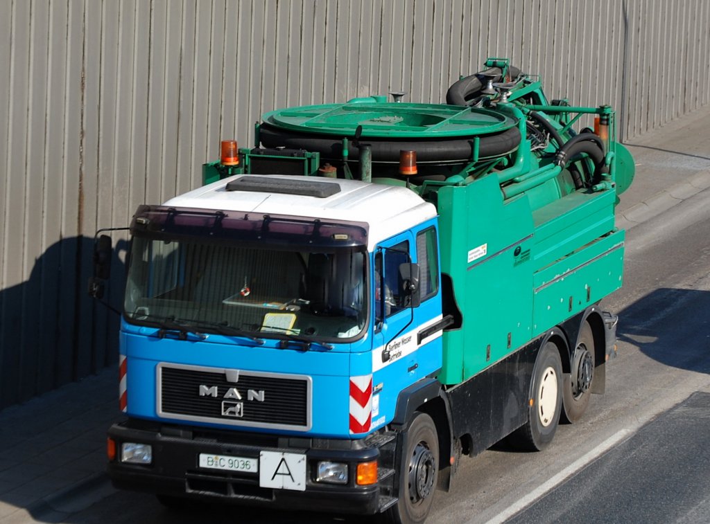 Ein �lteres MAN Altwasserentsorgungsfahrzeug der Berliner Wasserbetriebe, 24.04.09 Berliner Stadtautobahn H�he Knobelsdorffstr.