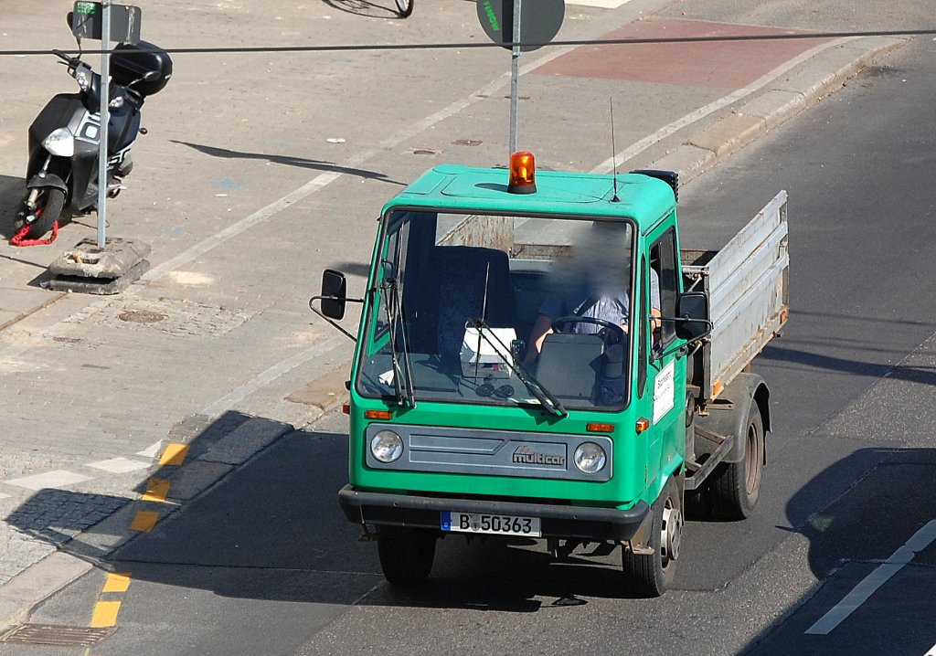Ein �lteres multicar Kommunalfahrzeug von einem Bezirksgartenbauamt in Berlin, 26.03.12 Berlin Greifwalder Str.