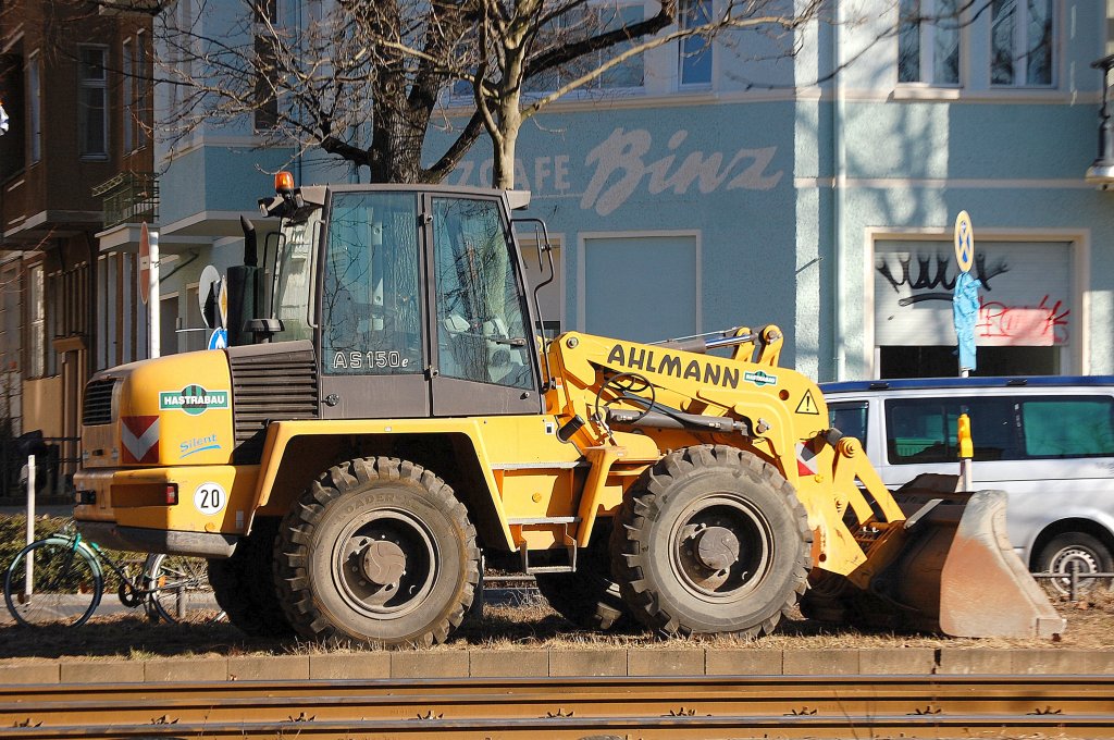Ein AHLMANN AS 150 der Fa. HASTRABAU, 08.03.11 Berlin-Pankow.