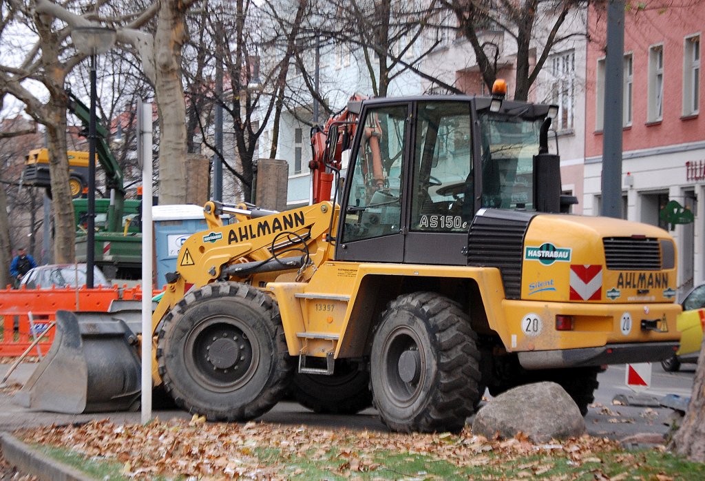 Ein AHLMANN AS150 Silent Radlader der Fa. HASTRABAU, 29.11.10 Berlin-Pankow. 
