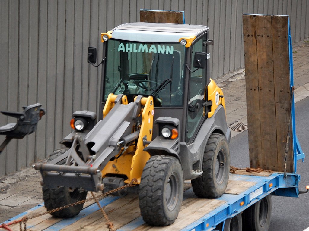 Ein AHLMANN Radlader Typ? auf einem Tiefladeauflieger, 22.10.10 Berliner Stadtautobahn H�he Knobelsdorffstr.
