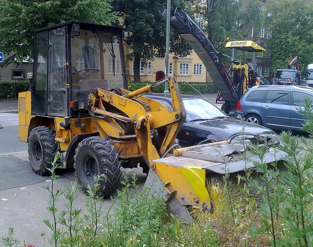 Ein Ahlmann Typ? Radlader mit Spezial-Kehrschaufel f�r Asphaltgranulat, 11.06.12 Berlin-Pankow.