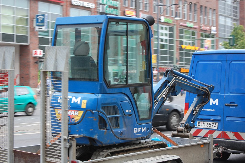Ein AMMANN YANMAR Minibagger SV 17 der Fa. QFM auf einem H�nger, 17.05.11 Berlin-Pankow.