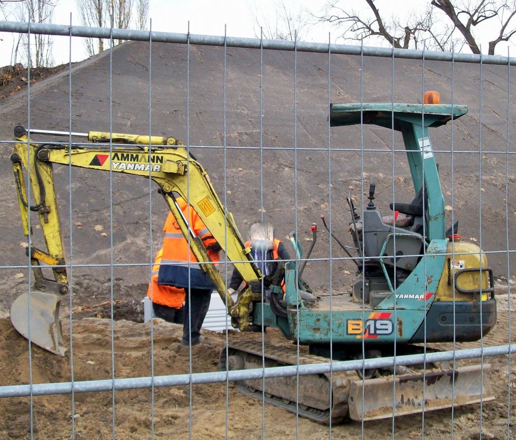 Ein AMMANN YANMAR Typ B19 am 11.11.08 Berliner Str. Berlin-Pankow.