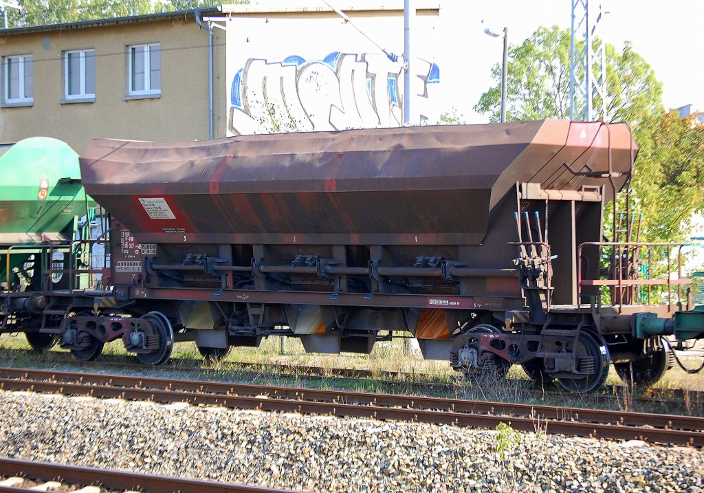 Ein an ITL verliehener offener Sch�ttgutwagen von FRANCE WAGONS Cez STVA eingestellt mit der Nr. 33 RIV 87 F-FW 6941 017-0(P) Facs, 27.09.11 Berlin-Blankenburg.