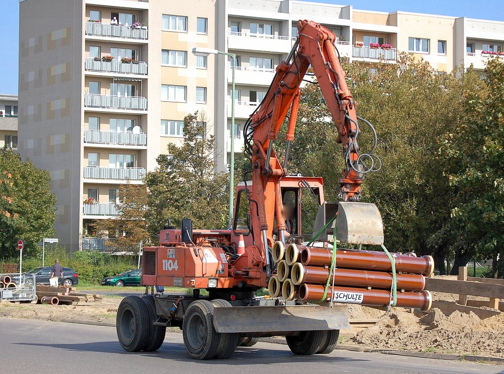 Ein ATLAS 1104 Mobilbagger beim R�hrentransport bei Tiefbauarbeiten in Berlin-Pankow am 23.09.11