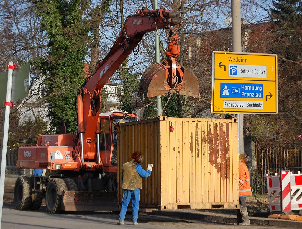 Ein ATLAS 1604 transportiert einen STRABAG Baucontainer, 20.11.09 Beginn der Gro�baustelle in der Berliner Str. Berlin-Pankow.