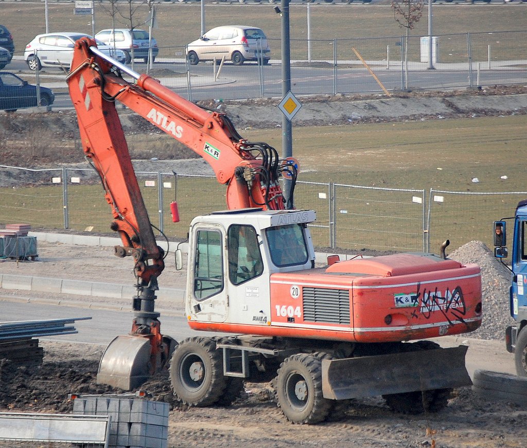 Ein ATLAS (TEREX) 1604 AWE4 Mobilbagger der Fa. K & R am 28.02.11 in Berlin Adlershof neben dem S-Bhf.