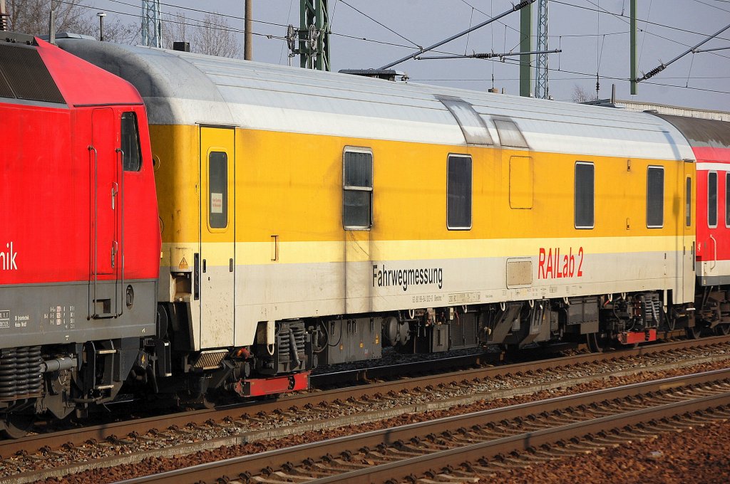 Ein Bahndienstwagen der DB Systemtechnik mit der Bezeichnung RAILab 2 eingestellt mit der Nr. 63 80 99-94 003-0 Dienstmz 320 gezogen von 120 501-2 am 15.02.11 Bhf. Flughafen Berlin-Sch�nefeld.
