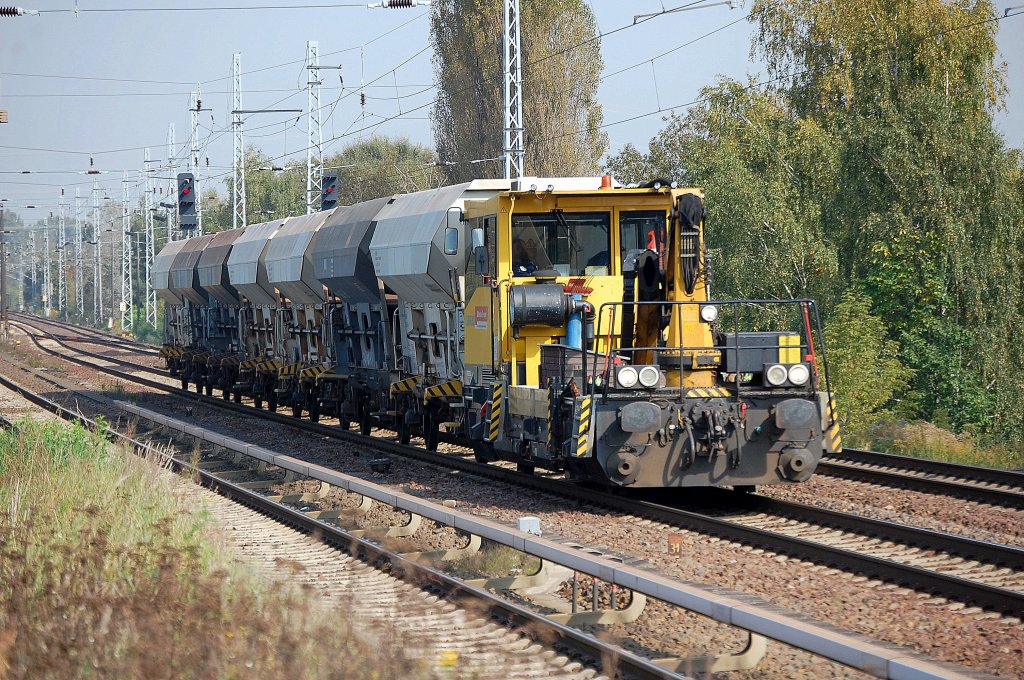 Ein BAMOWAG 54.22 der DB Bahnbau Gruppe mit sieben privaten Sch�ttgutwagen Typ Fcs von hvle + NEB Richtung Karower Kreuz Berlin, 27.09.11
