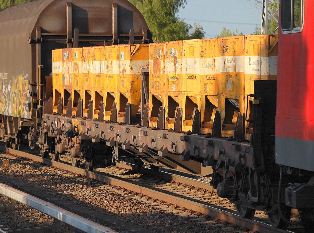 Ein Beh�ltertragwagen Typ? bei der DB eingestellt mit Beh�ltern f�r den Transport von Calcium Carbide (Salzform, findet Verwendung f�r Lichtgewinnung, W�hlm�usebek�mpfung, Restfeuchtbestimmung in Beton u.a.) in einem gemischten Zugverband im Juni 2010 Berlin-Karow. 