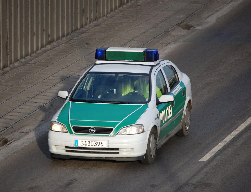 Ein Berliner Funkstreifenwagen vom Typ Opel Astra G, 14.01.09 Berliner Stadtautobahn H�he Knobelsdorffstr.