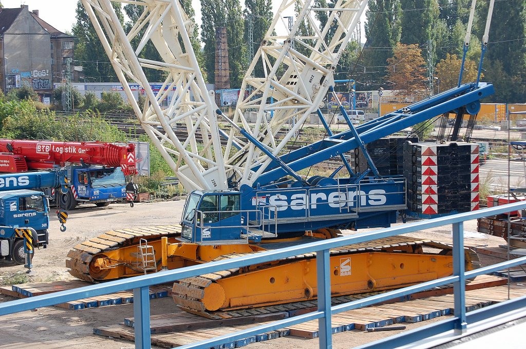 Ein besseres Bild war aufgrund der Ausma�e und N�he zum Bahnsteig am S-Bhf. Berlin Ostkreuz vom sarens Raupenbaggger leider nicht m�glich, ich denke trotzdem, es veranschaulicht gut, warum diese Baumschinen zu den gewaltigsten Baumaschinen geh�ren die Menschen produzieren neben Tagebaubaggern und Mienenmuldenkippern, 03.10.09 Gro�baustelle Berlin Ostkreuz.