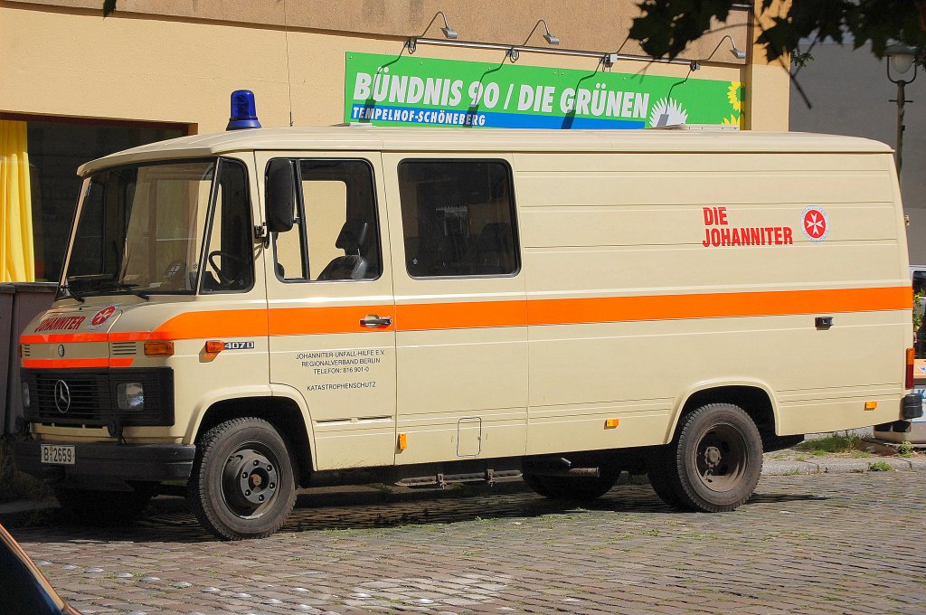 Ein betagter MB 307 D Transporter der Johanniter Regionalverband Berlin - Katastrophenschutz, 27.07.09 Berlin-Sch�neberg.