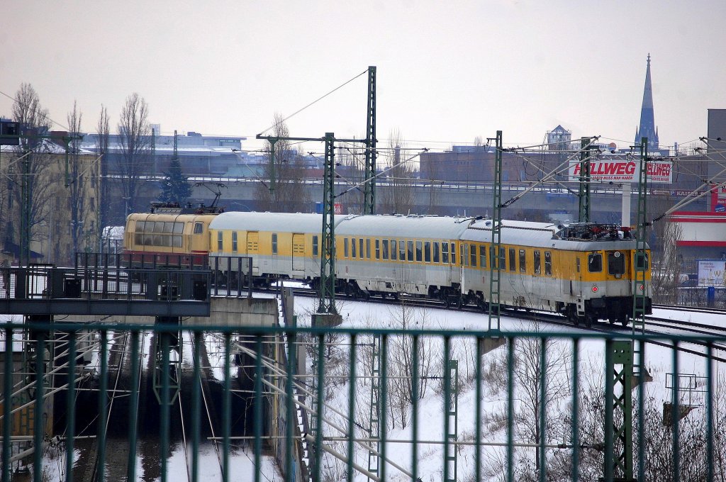 Ein Bild in der Ferne, die 103 222-6 mit dem Messzug der DB Systemtechnik Richtung Berlin-Wedding, 22.03.13 Berlin-Putlitzbr�cke.