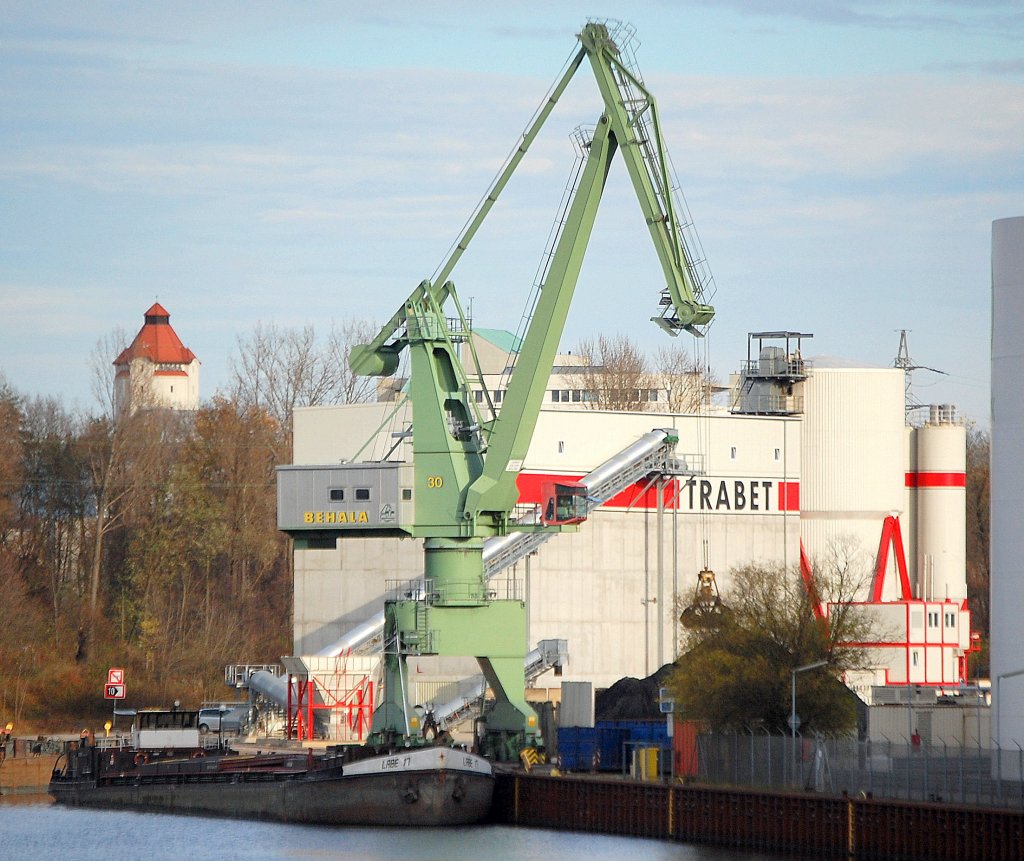 Ein Bild mit inzwischen Seltenheitswert, einer der wenigen aktiven Hafenkr�ne der BEHALA (NR.30) am Berliner Westhafen entl�dt bzw bel�dt? ein Binnenschiff, 15.11.10 Die meisten G�ter und Waren werden inzwischen per Bahn oder LKW vom Berliner Westhafen aus ausgeliefert. oder verschickt. 