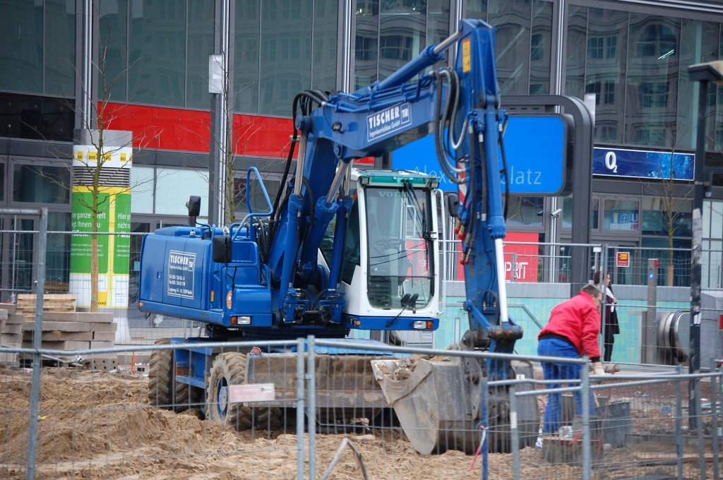 Ein blauer VOLVO Typ? der FA. TIR am 31.07.08 Berlin-Alexanderplatz. 