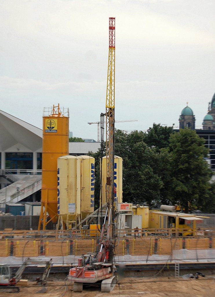 Ein Bohrsystem der Fa. GSB universale SPEZIALTIEFBAU, 29.06.12 Berlin Alexanderplatz.
