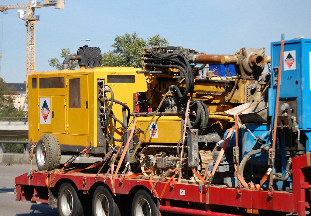 Ein Bohrsystem der Fa. NEIDHARDT GRUNDBAU auf einem Tiefladeauflieger, Berliner Stadtautobahn H�he Spandauer Damm Br�cke am 08.09.09

