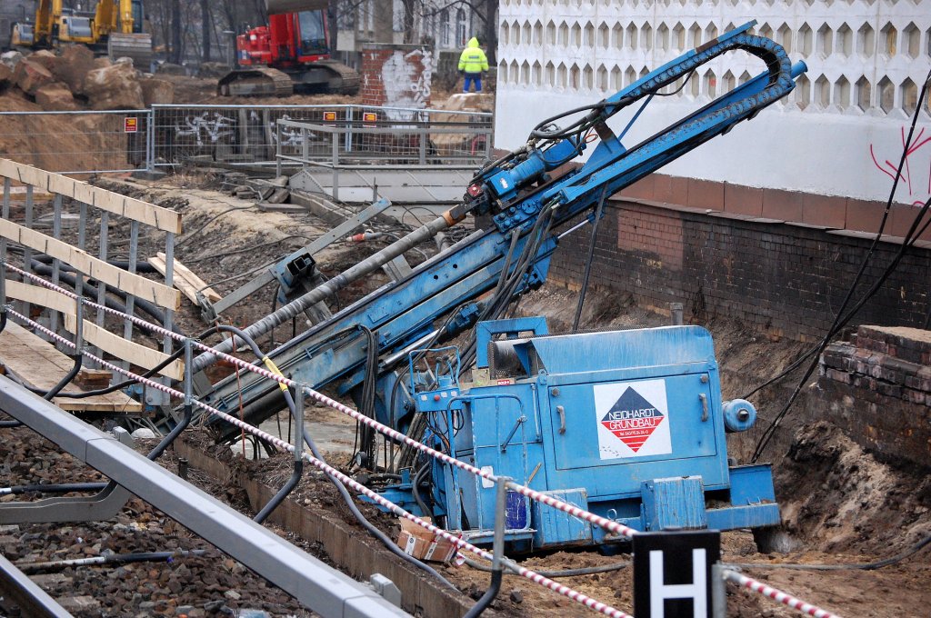 Ein Bohsystem bohrt bei laufendem Betrieb direkt unterhalb der Bahntrasse am S-Bhf Berlin-Ostkreuz, Typ + Hersteller? der Fa. NEIDHARDT GRUNDBAU im Sommer 2008 