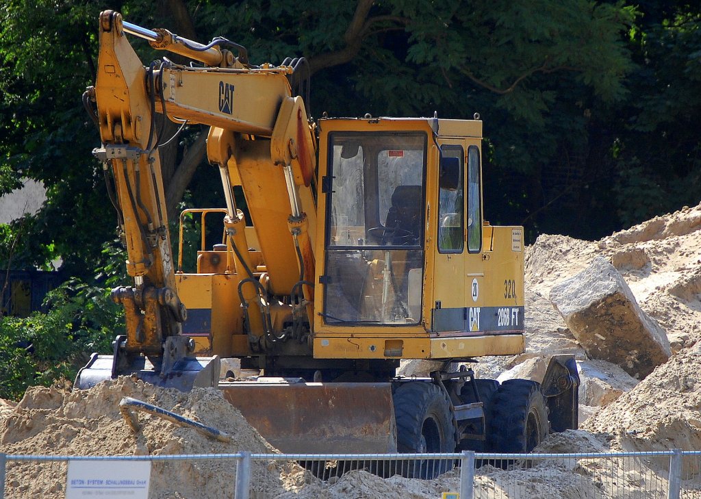 Ein CAT 206B FT bei Erdarbeiten, 18.06.08 Berlin.