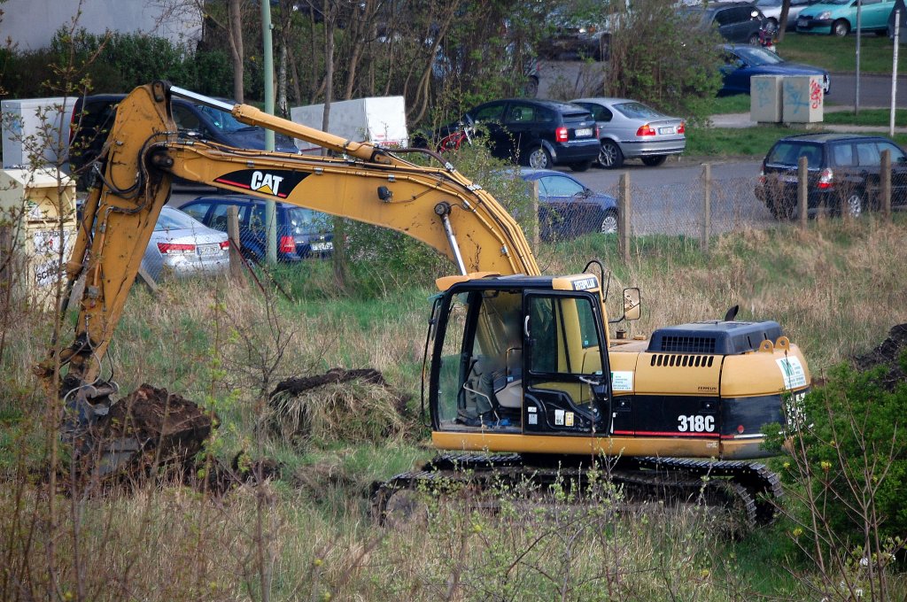Ein CAT 318C Raupenbagger am 20.04.12 Berlin-Pankow im Einsatz.