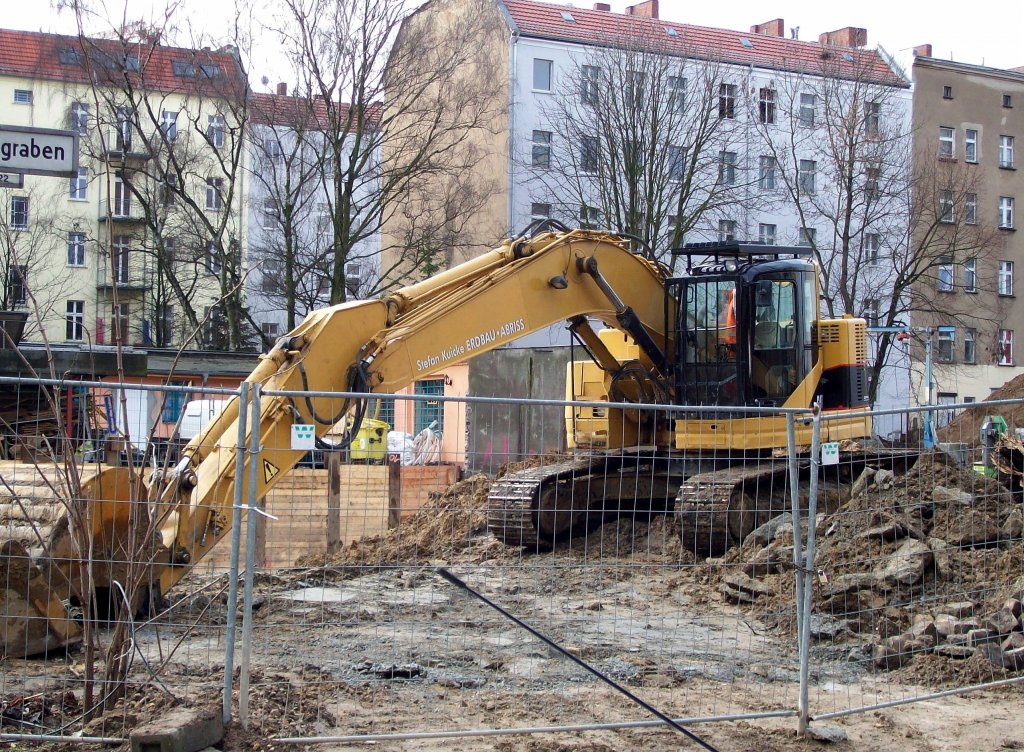 Ein CAT 321 CR der neuen Raupenbagger-Generation von CAT am 14.03.09 Berlin-Pankow.