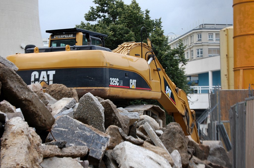 Ein CAT 325C LN auf einem Schuttberg am 18.07.12 Berlin-Alexanderplatz.