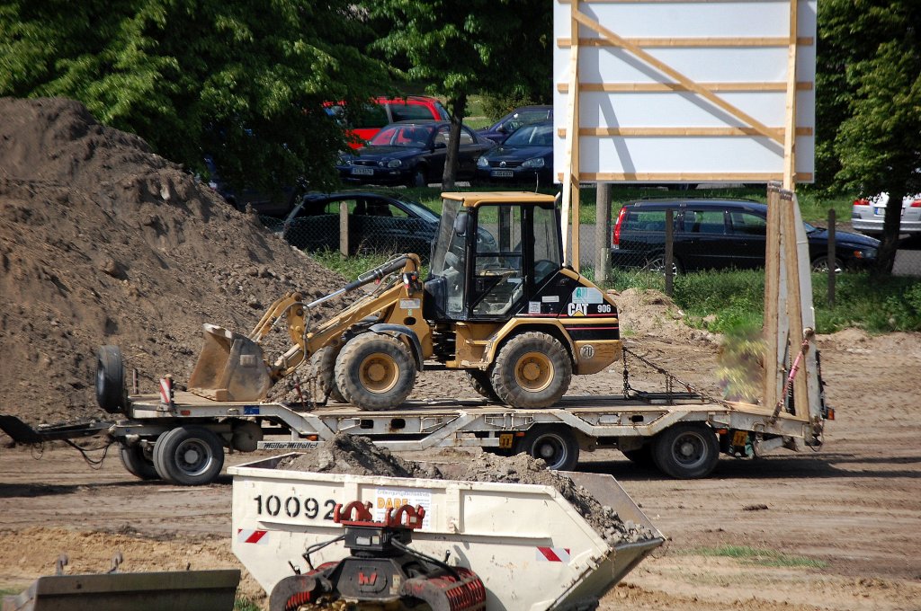 Ein CAT 906 Radlader der Fa. AH wird auf Ladeh�nger angeliefert, 14.05.12 Berlin-Pankow.