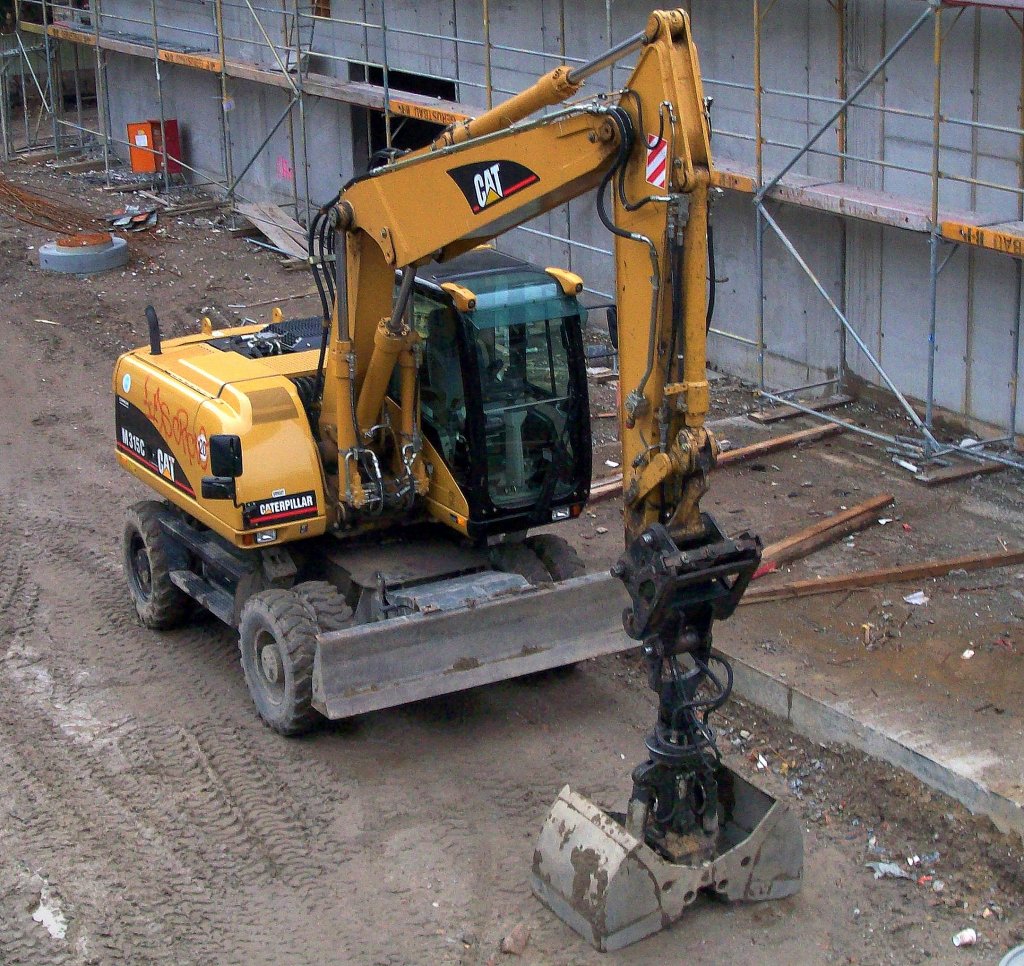 Ein CAT M315C am 09.11.08 Neubau eines Kaufzenters neben dem Bhf Berlin-Gesundbrunnen 