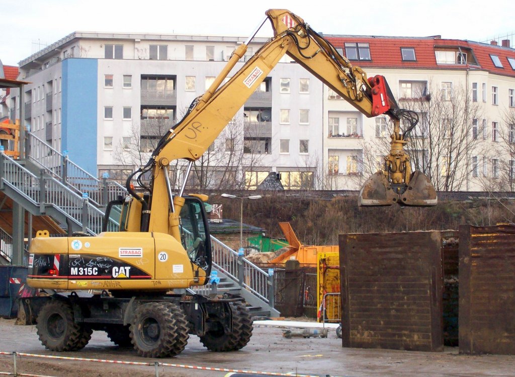 Ein CAT M315C am 31.01.08 Berlin-Swinem�nder Str.